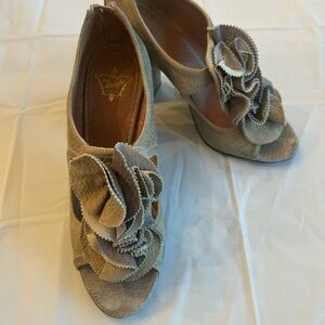 Miss Albright X anthropologie taupe Ruffle Heels size 39 some wear but GUC